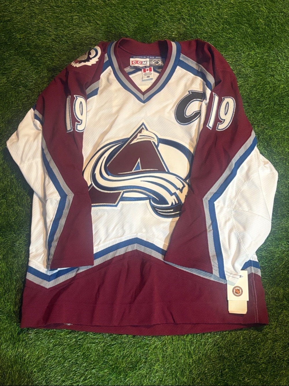 NWT Colorado Avalanche CCM Joe Sakic NHL Hockey Jersey - Burgundy & White 48